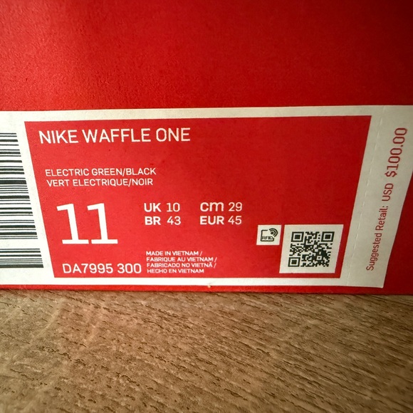 Nike Green and Black Sneakers - Picture 7 of 10